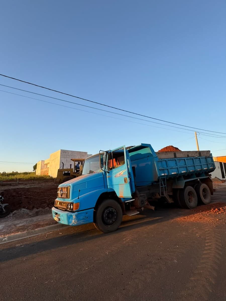 Basculante carregado a caminho da obra Basculante carregado a caminho da obra