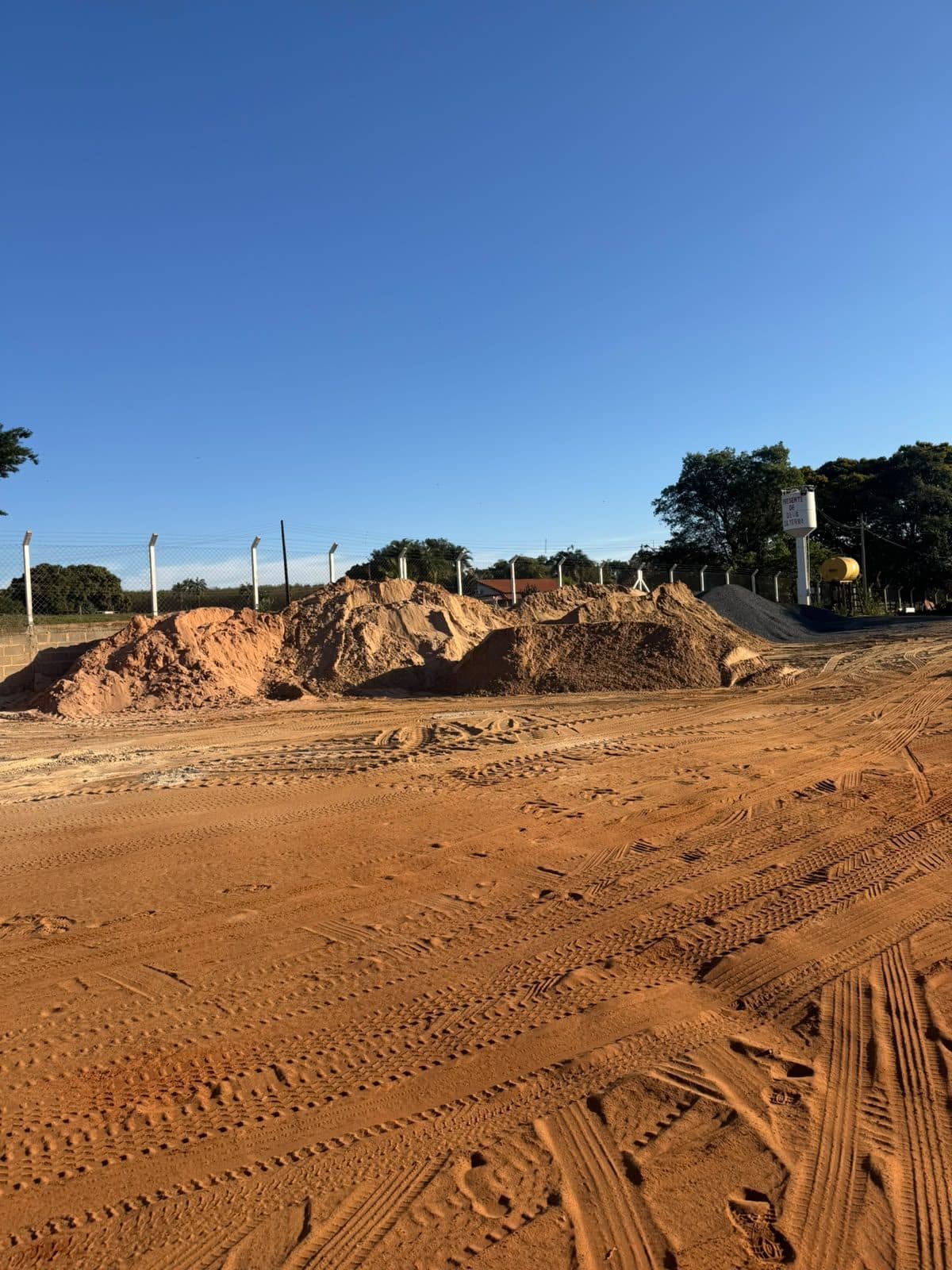 Pátio da D.A. TERRA com montes de areia e brita Pátio da D.A. TERRA com montes de areia e brita